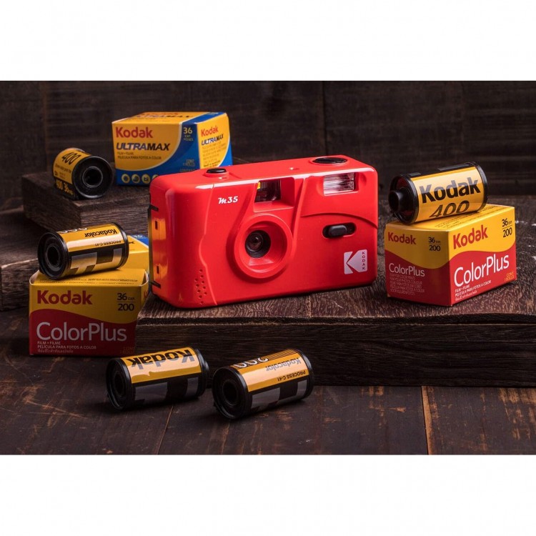 Aparat foto reutilizabil Kodak M35 cu film de 35mm, blitz incorporat, Rosu
